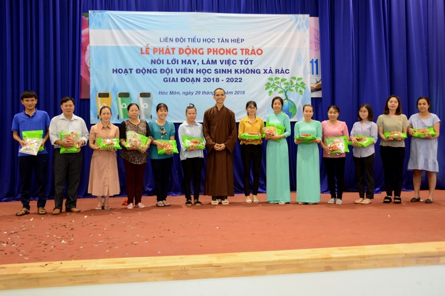 Giving gift portions to pupils on the occasion of Mid-Autumn Festival